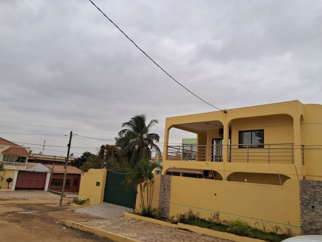 Vivenda V4 com anexo, no Bairro militar, Talatona.