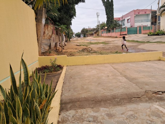 Vivenda V4 com anexo, no Bairro militar, Talatona.