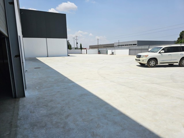 Nave no Polo Industrial de Viana.