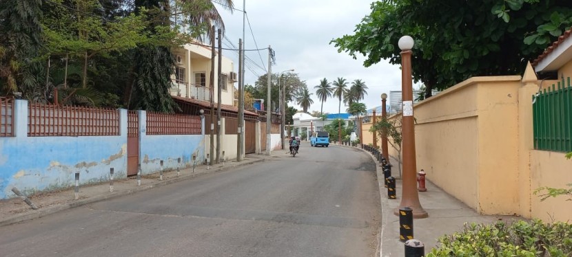 Moradia V4 para reformar, na zona nobre do Futungo, rua do Chamavo,