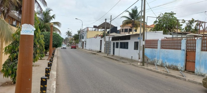 Moradia V4 para reformar, na zona nobre do Futungo, rua do Chamavo,