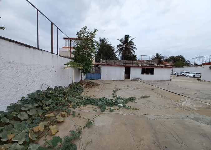 Moradia V4 para reformar, na zona nobre do Futungo, rua do Chamavo,