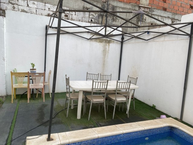 Vivenda V3 com piscina, no Condomínio Vila Nostra, adjacente a 3 fase, Jardim de Rosas.