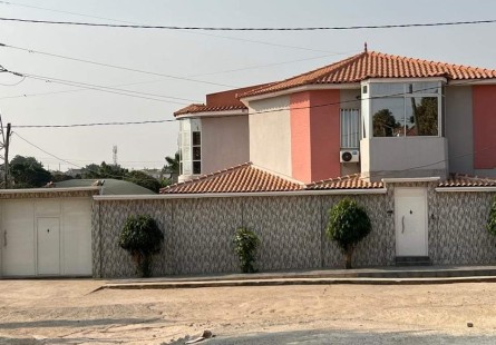 Anúncio Vivenda V5 com piscina e anexo, no Benfica (Bento Raimundo).