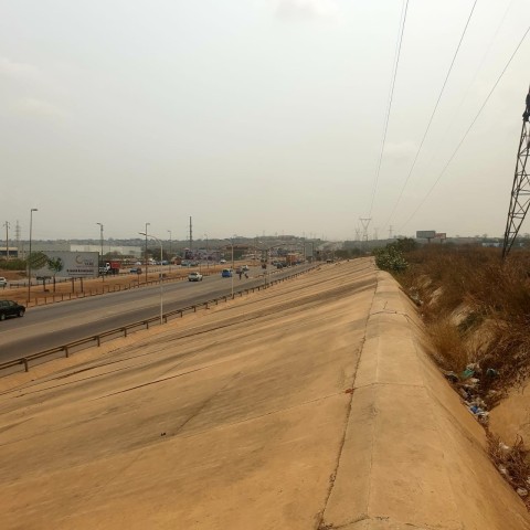 TERRENO DE ESQUINA DE 60 HECTARES, VIA EXPRESSA, CACUACO.