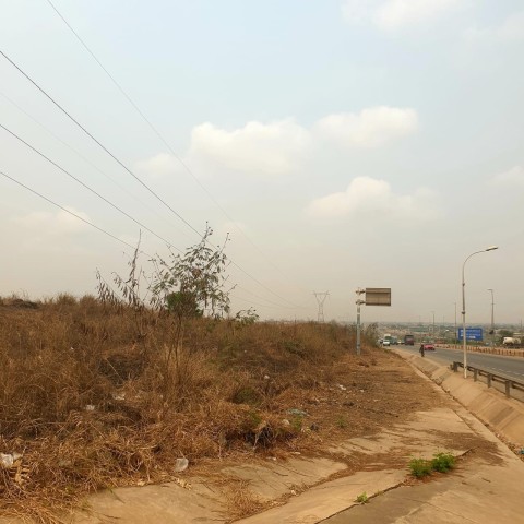 TERRENO DE ESQUINA DE 60 HECTARES, VIA EXPRESSA, CACUACO.