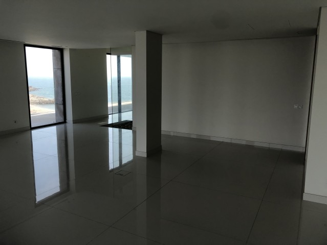 Vende se apartamento T4 dúplex.