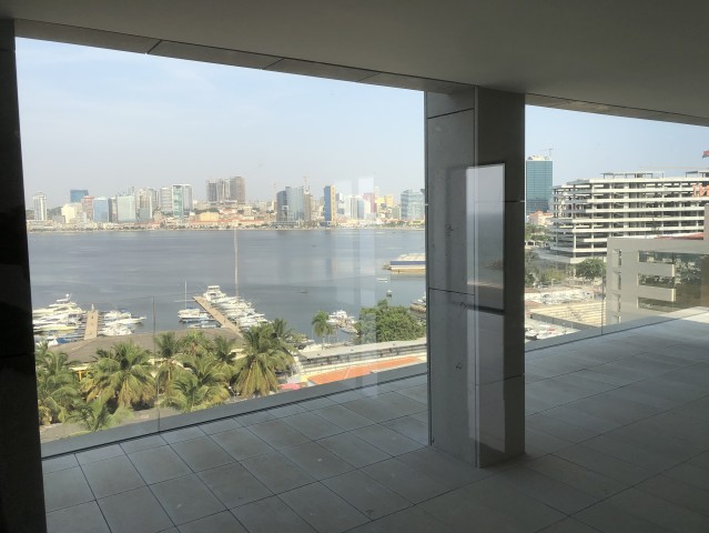 Vende se apartamento T4 dúplex.