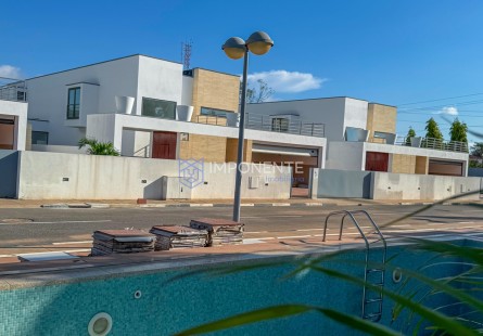 Anúncio Luxuoso Condomínio de 4 casas, de padrão alto, trata-se do Condomínio Ouro Verde , sito no Talatona.