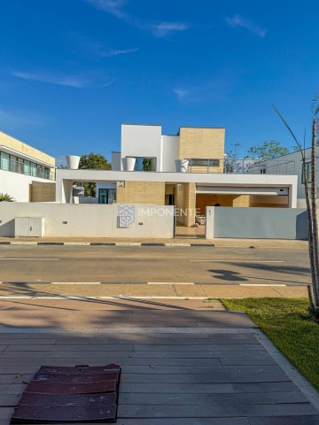 Luxuoso Condomínio de 4 casas, de padrão alto, trata-se do Condomínio Ouro Verde , sito no Talatona.