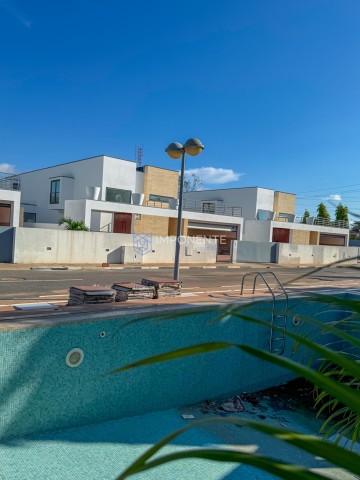 Luxuoso Condomínio de 4 casas, de padrão alto, trata-se do Condomínio Ouro Verde , sito no Talatona.