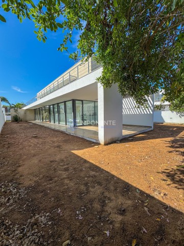 Luxuoso Condomínio de 4 casas, de padrão alto, trata-se do Condomínio Ouro Verde , sito no Talatona.