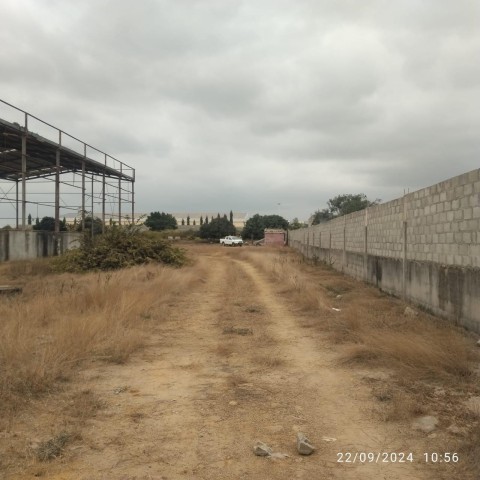 Estaleiro de 2 hectares, detrás do KERO Viana, Viana.