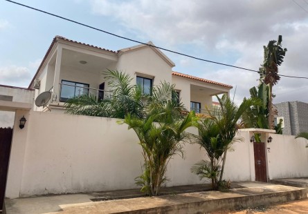 Anúncio Vivenda V4 com piscina e anexo, no Benfica.
