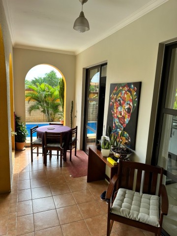 Vivenda V3 com piscina e anexo, mobiliada, no Condomínio Jardim de Rosas.