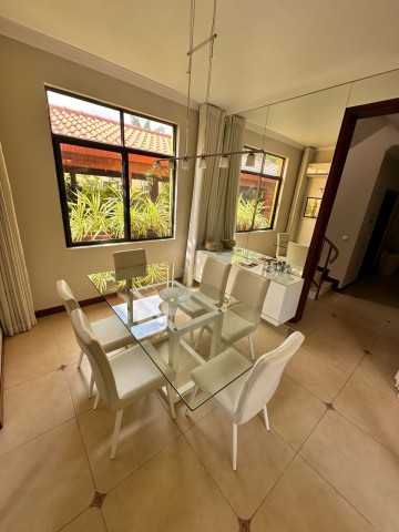 Vivenda V3 com piscina e anexo, mobiliada, no Condomínio Jardim de Rosas.