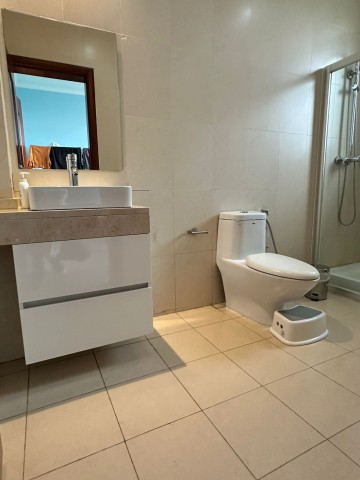 Vivenda V3 com piscina e anexo, mobiliada, no Condomínio Jardim de Rosas.