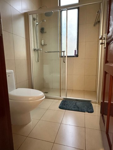 Vivenda V3 com piscina e anexo, mobiliada, no Condomínio Jardim de Rosas.