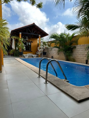 Vivenda V3 com piscina e anexo, mobiliada, no Condomínio Jardim de Rosas.