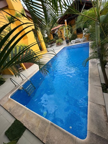 Vivenda V3 com piscina e anexo, mobiliada, no Condomínio Jardim de Rosas.