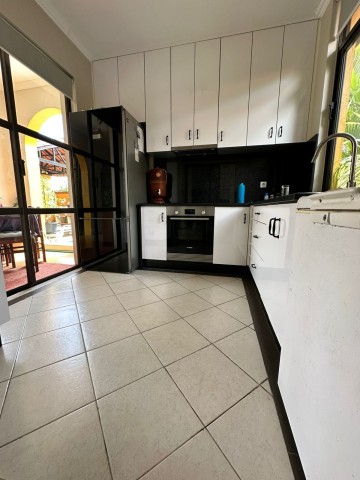 Vivenda V3 com piscina e anexo, mobiliada, no Condomínio Jardim de Rosas.