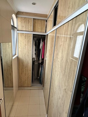 Vivenda V3 com piscina e anexo, mobiliada, no Condomínio Jardim de Rosas.