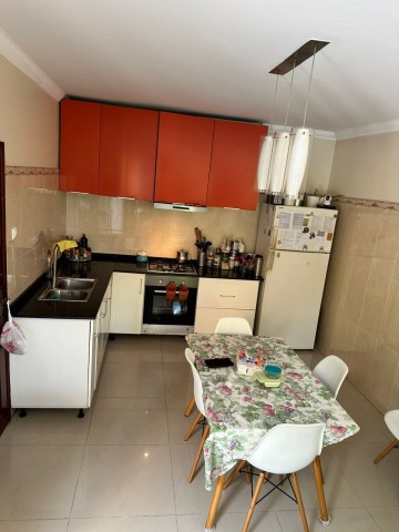 Vivenda V3 com piscina e anexo, mobiliada, no Condomínio Jardim de Rosas.