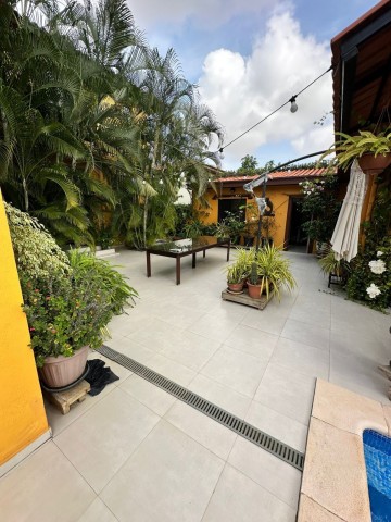 Vivenda V3 com piscina e anexo, mobiliada, no Condomínio Jardim de Rosas.