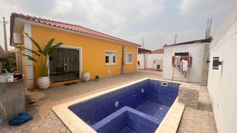 Vivenda V3 com piscina e anexo, Condomínio Infinity Gold, 11 de Novembro.