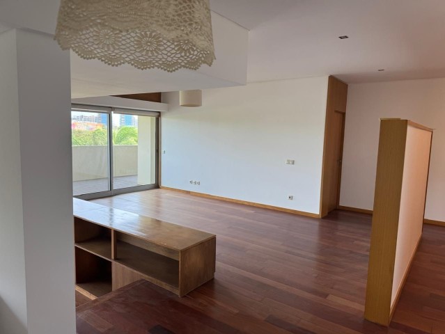 Luxuoso apartamento T4, no Condomínio Ymoluanda - Talatona.