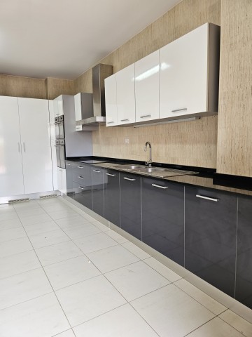 Apartamento T5 sem mobília, no condomínio Cristal Terrace, Talatona.