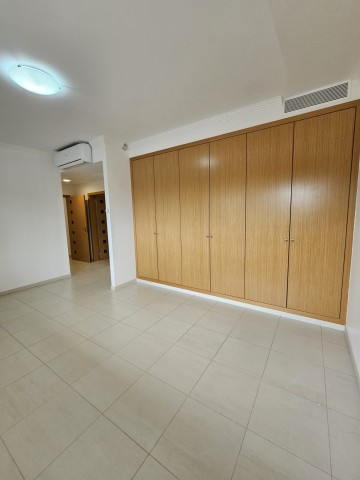 Apartamento T5 sem mobília, no condomínio Cristal Terrace, Talatona.