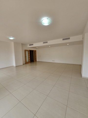 Apartamento T5 sem mobília, no condomínio Cristal Terrace, Talatona.