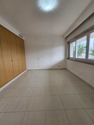 Apartamento T5 sem mobília, no condomínio Cristal Terrace, Talatona.