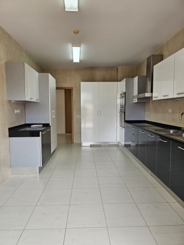 Apartamento T5 sem mobília, no condomínio Cristal Terrace, Talatona.