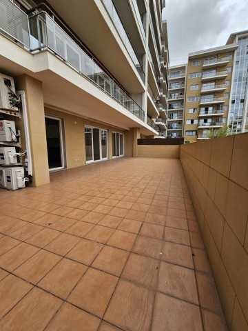 Apartamento T5 sem mobília, no condomínio Cristal Terrace, Talatona.