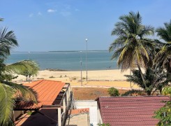 Anúncio Vivenda V5 beira mar, no Benfica, próximo ao por do sol.