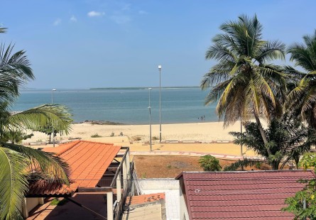 Anúncio Vivenda V5 beira mar, no Benfica, próximo ao por do sol.