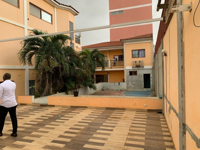 Vivenda T5 com piscina e anexo, no Bairro Capolo 2