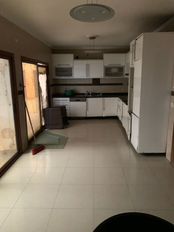 Vivenda T5 com piscina e anexo, no Bairro Capolo 2