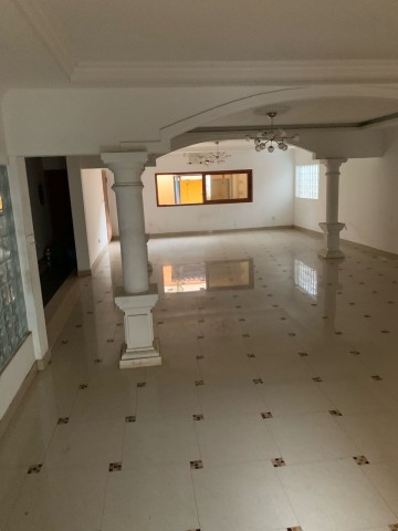 Vivenda T5 com piscina e anexo, no Bairro Capolo 2