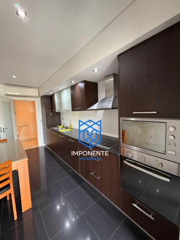 APARTAMENTO T2 COM MÓVEIS, NO CONDOMÍNIO TALATONA PLAZA RESIDENCE, DISPONÍVEL PARA ARRENDAR.