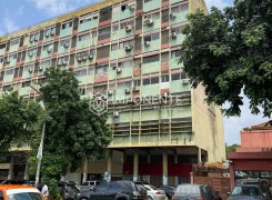 Anúncio Apartamento T3, no edifício Teixeira Duarte, largo Serpa Pinto, centro da Cidade.