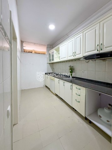 Apartamento T3, no edifício Teixeira Duarte, largo Serpa Pinto, centro da Cidade.