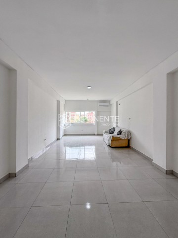 Apartamento T3, no edifício Teixeira Duarte, largo Serpa Pinto, centro da Cidade.