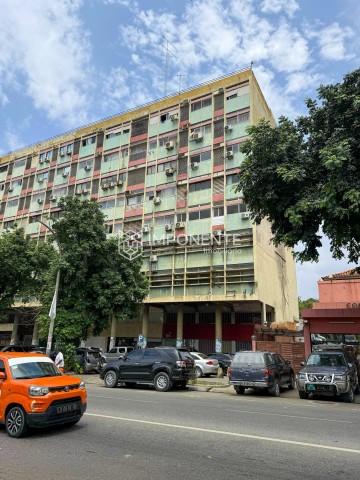 Apartamento T3, no edifício Teixeira Duarte, largo Serpa Pinto, centro da Cidade.