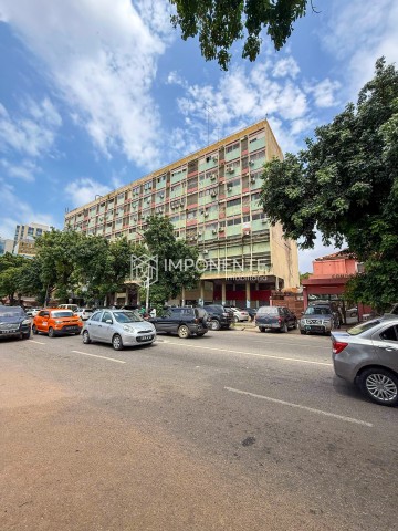 Apartamento T3, no edifício Teixeira Duarte, largo Serpa Pinto, centro da Cidade.