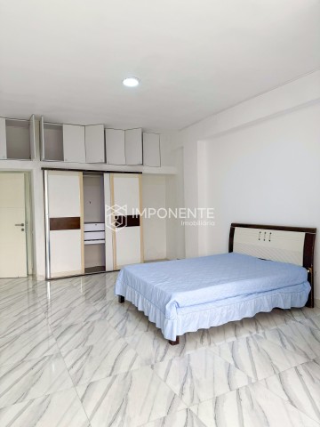 Apartamento T3, no edifício Teixeira Duarte, largo Serpa Pinto, centro da Cidade.