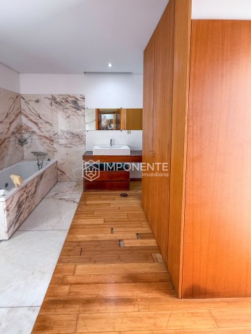 Luxuosa Vivenda V5 com piscina e anexo, no Condomínio das 13 Casas, Talatona.