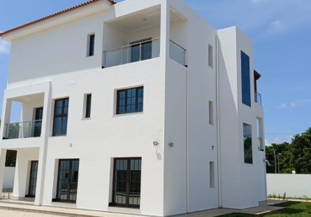 Anúncio Vivenda V5 com piscina e anexo, no Lar do Patriota, Benfica.